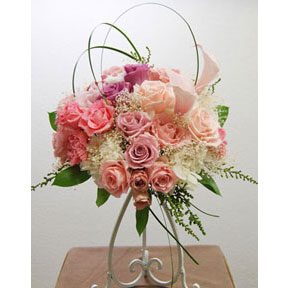 ピンクの薔薇とカラー　プリザーブドフラワーのアレンジメント